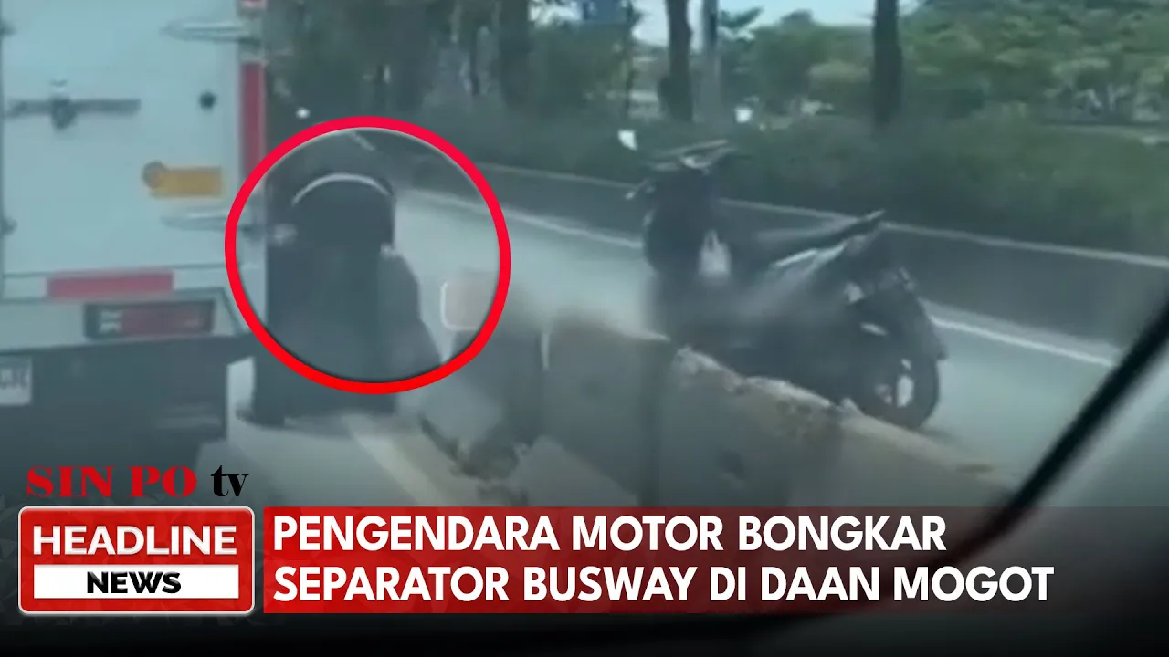 Pengendara Motor Bongkar Separator Busway Di Daan Mogot