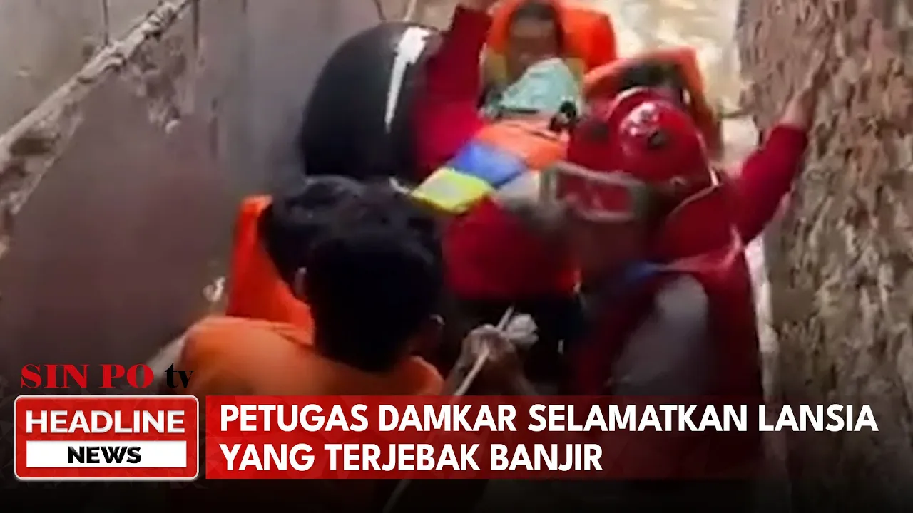Petugas Damkar Selamatkan Lansia yang Terjebak Banjir