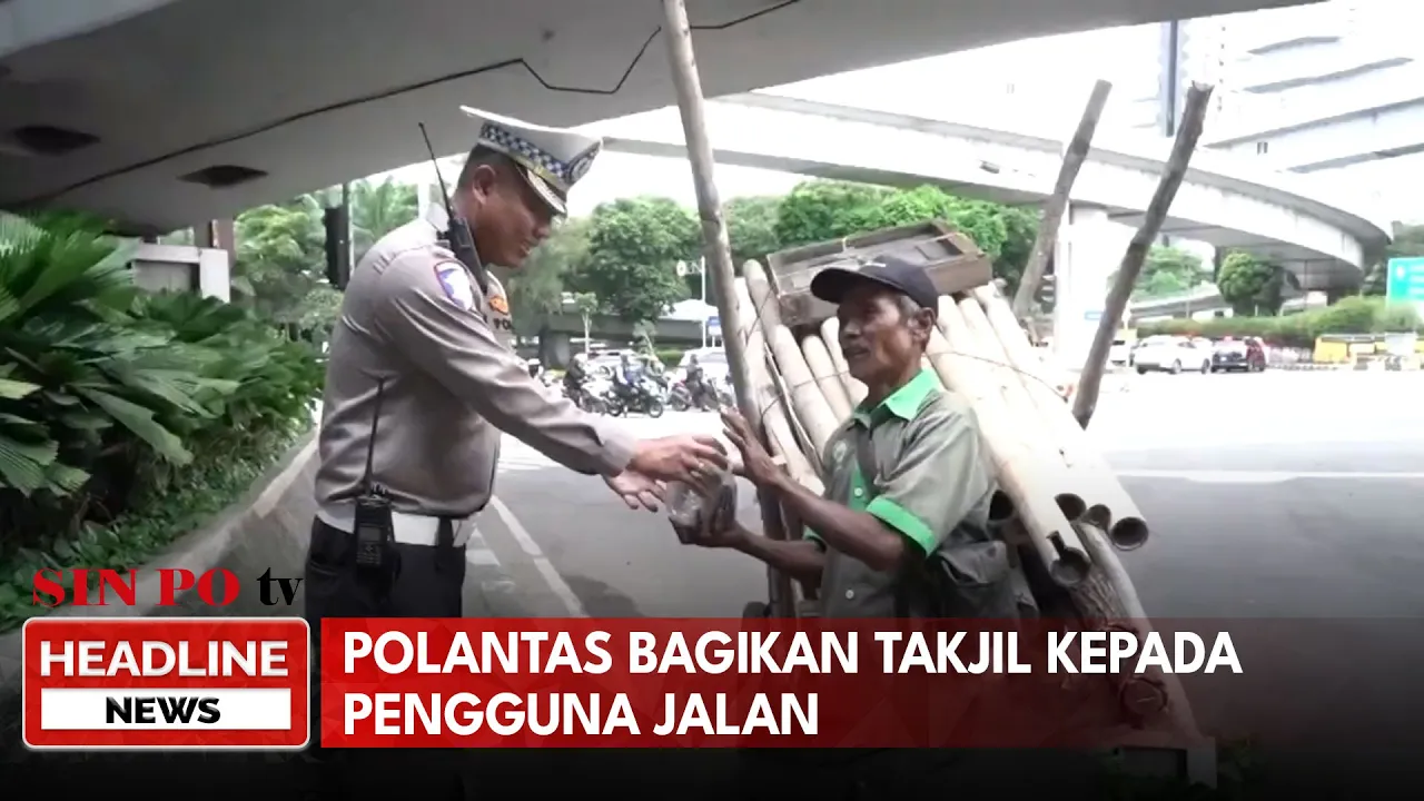 Polantas Bagikan Takjil Kepada Pengguna Jalan