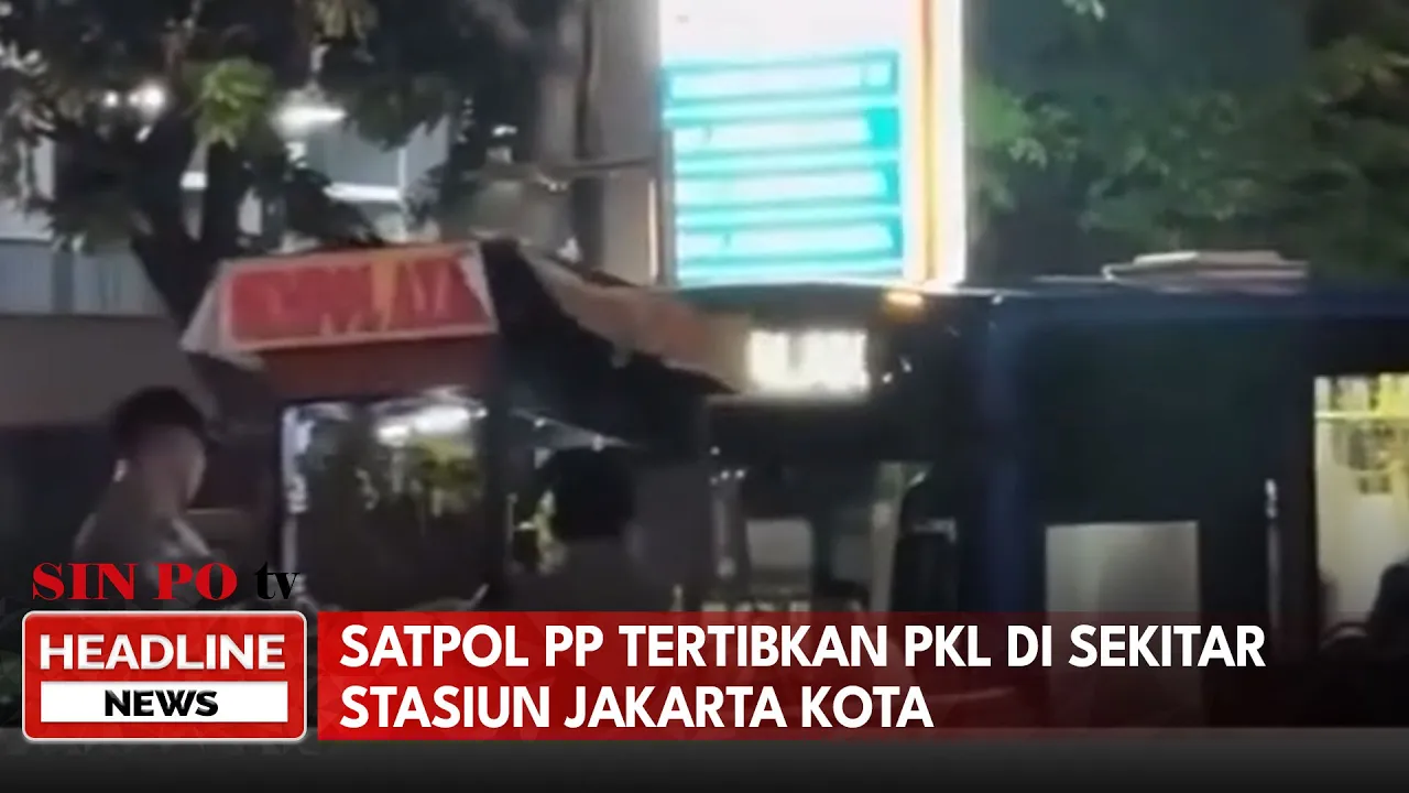 Satpol PP Tertibkan PKL di Sekitar Stasiun Jakarta Kota