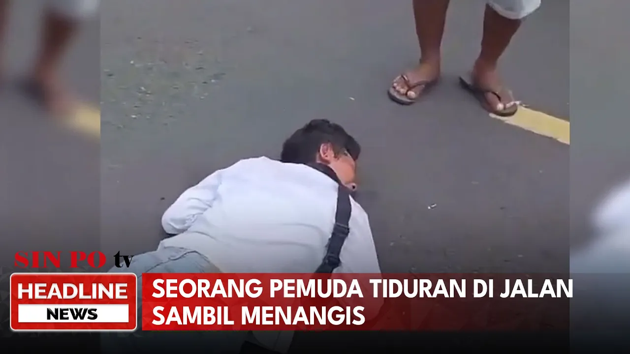 Seorang Pemuda Tiduran Di Jalan Sambil Menangis