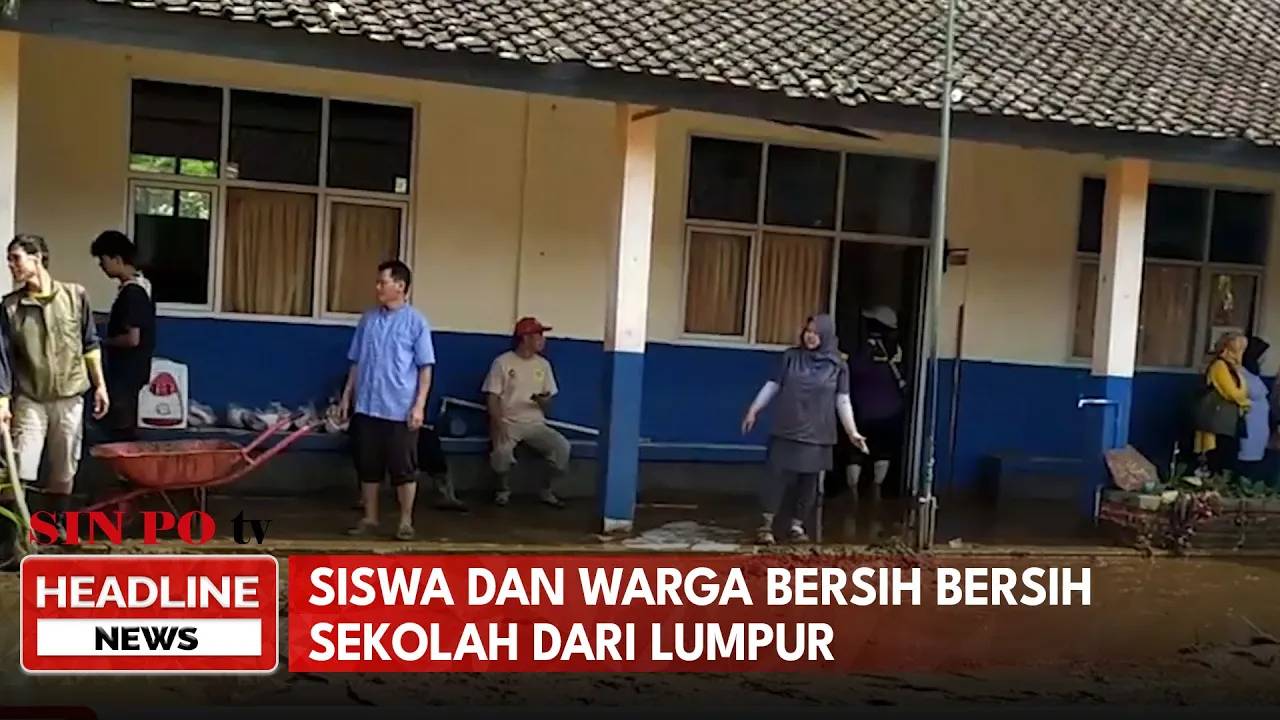 Siswa Dan Warga Bersih Bersih Sekolah Dari Lumpur