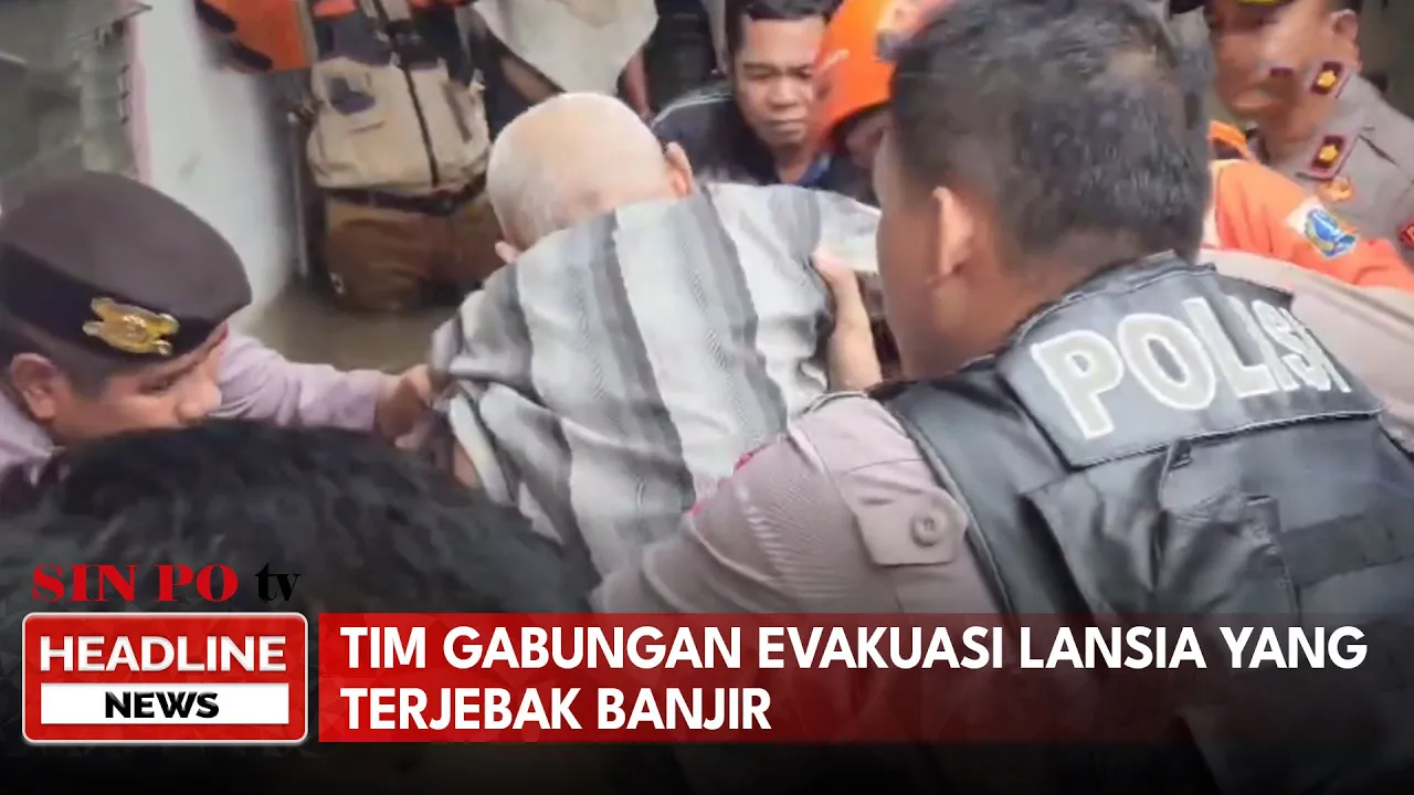 Tim Gabungan Evakuasi Lansia yang Terjebak Banjir