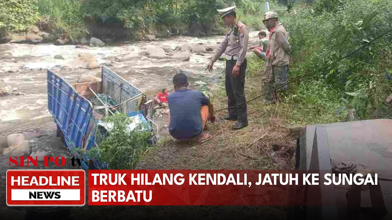 Truk Hilang Kendali, Jatuh ke Sungai Berbatu