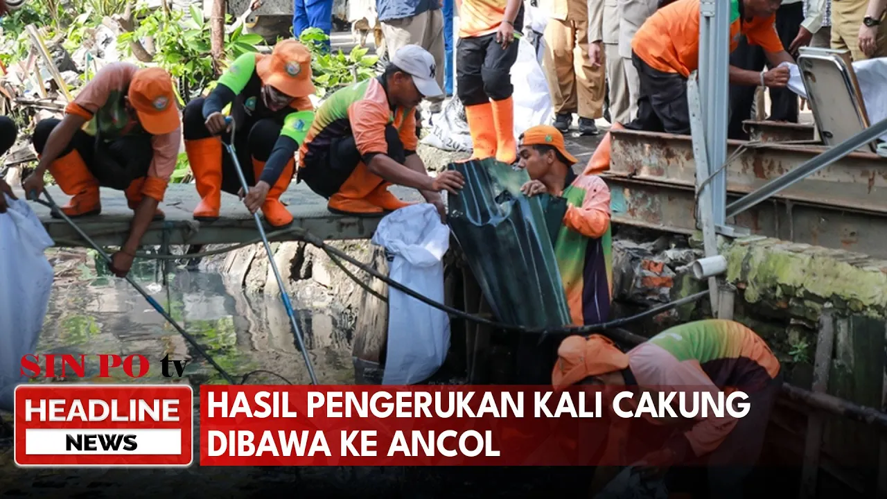 Hasil Pengerukan Kali Cakung Dibawa Ke Ancol