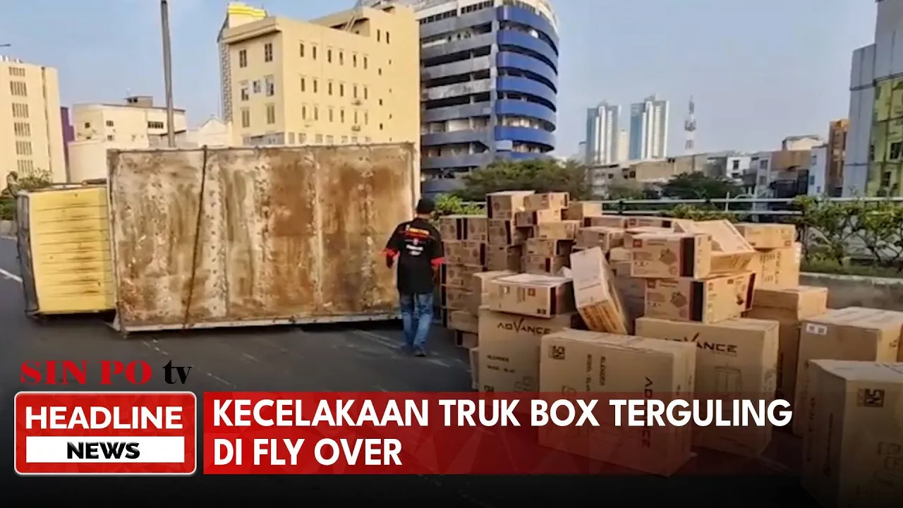 Kecelakaan Truk Box Terguling Di Fly Over