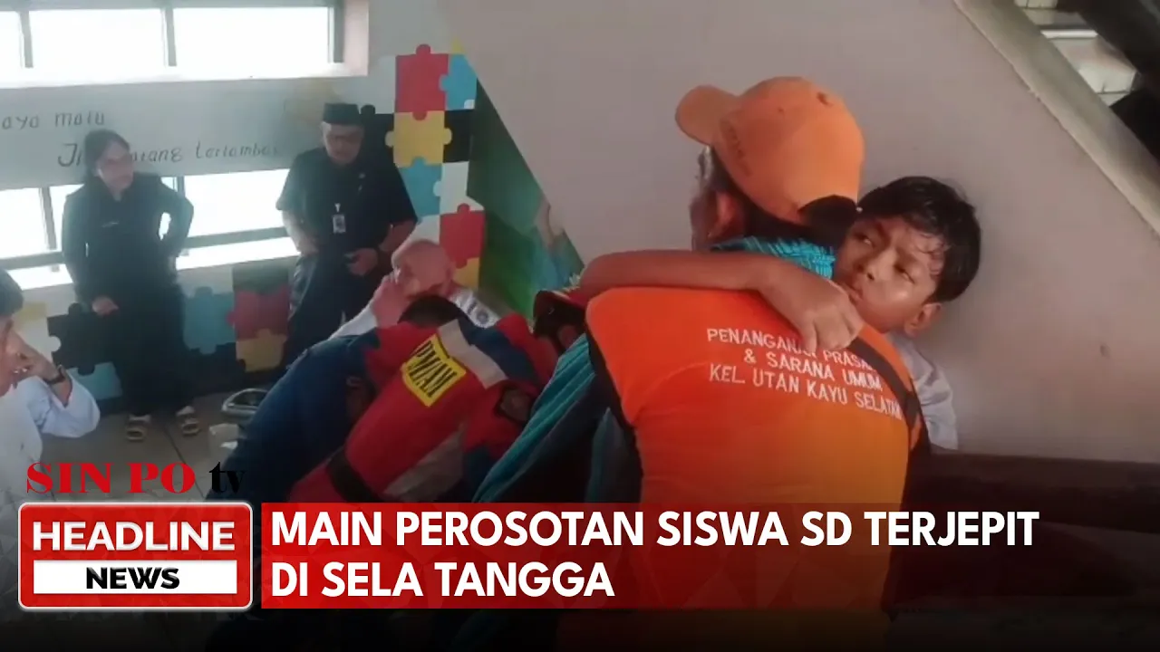 Main Perosotan, Siswa SD Terjepit di Sela Tangga