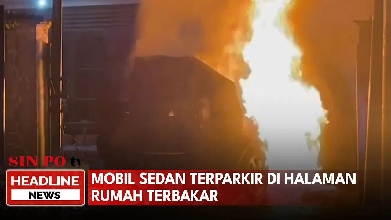 Mobil Sedan Terparkir Di Halaman Rumah Terbakar