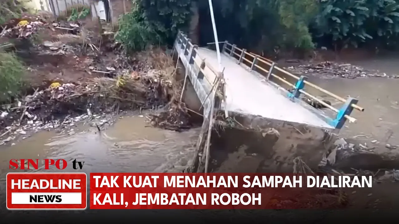 Tak Kuat Menahan Sampah di Aliran Kali, Jembatan Roboh