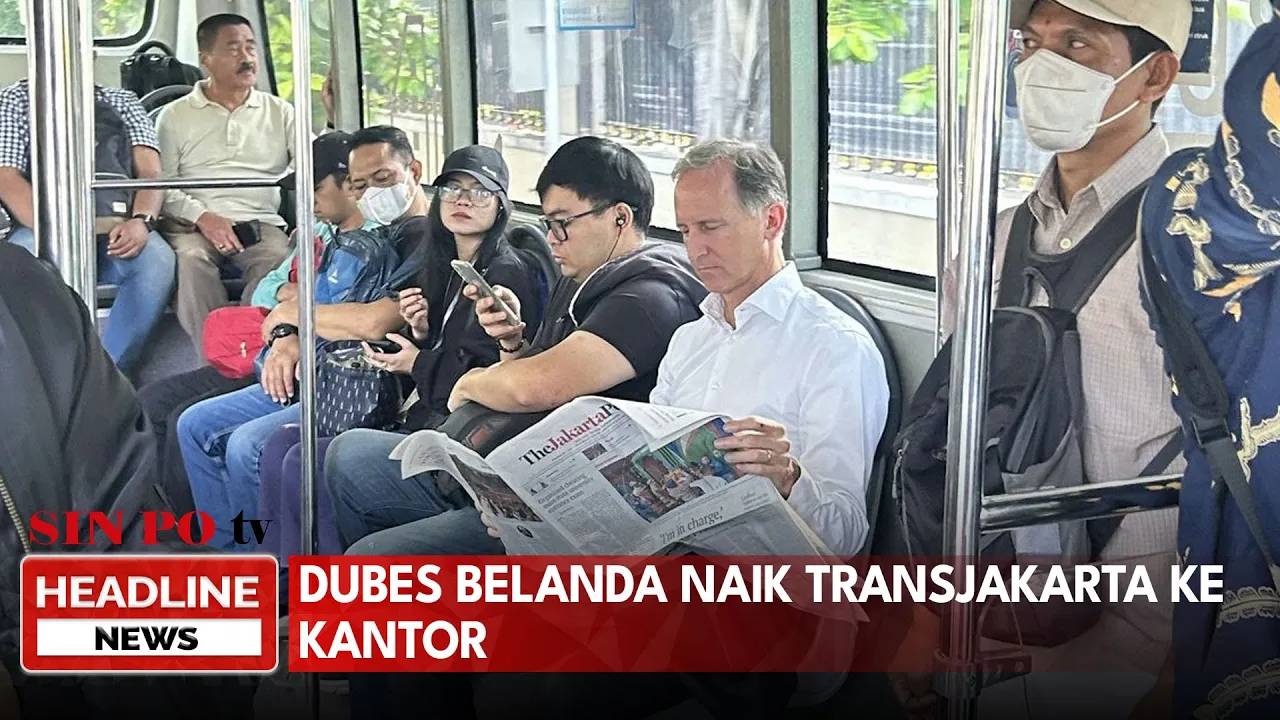 Dubes Belanda Naik Transjakarta Ke Kantor