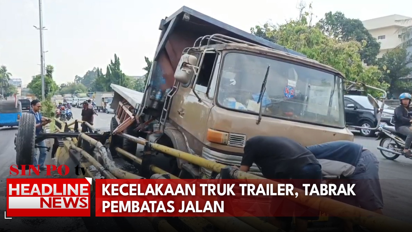 Kecelakaan Truk Trailer, Tabrak Pembatas Jalan