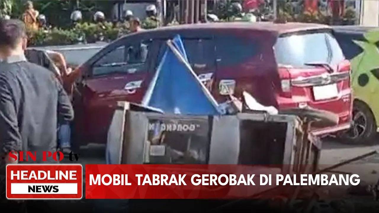 Mobil Tabrak Gerobak Di Palembang