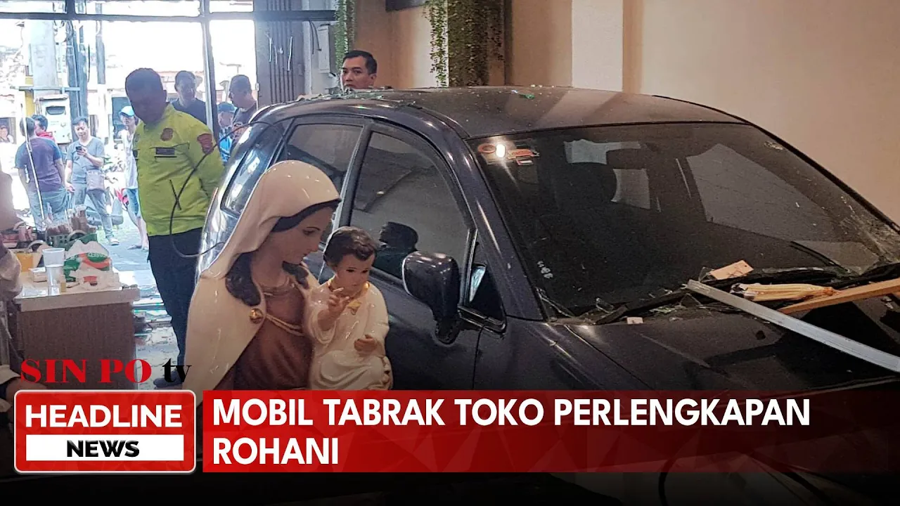 Mobil Tabrak Toko Perlengkapan Rohani