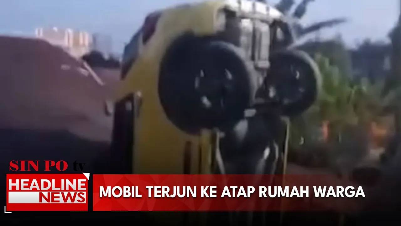 Mobil Terjun ke Atap Rumah Warga