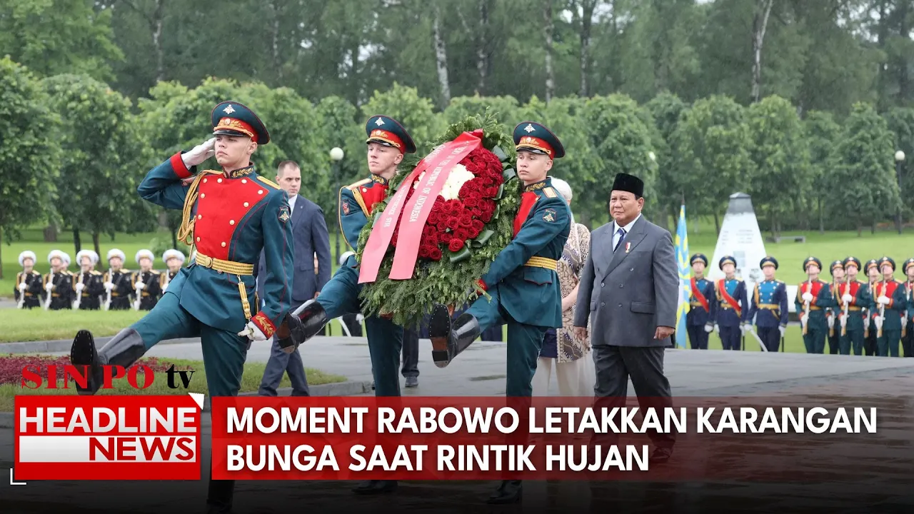 Momen Prabowo Letakkan Karangan Bunga saat Rintik Hujan