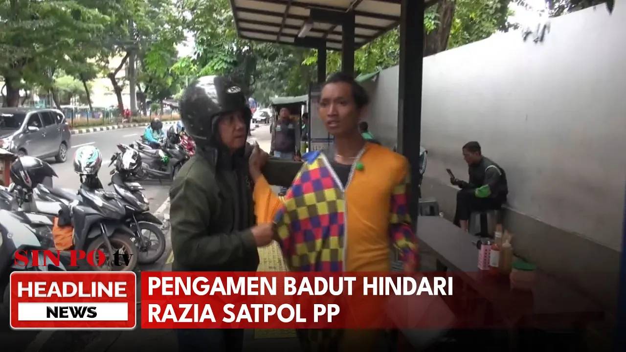 Pengamen Badut Hindari Razia Satpol PP