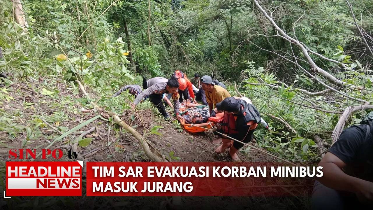 Tim SAR Evakuasi Korban Minibus Masuk Jurang