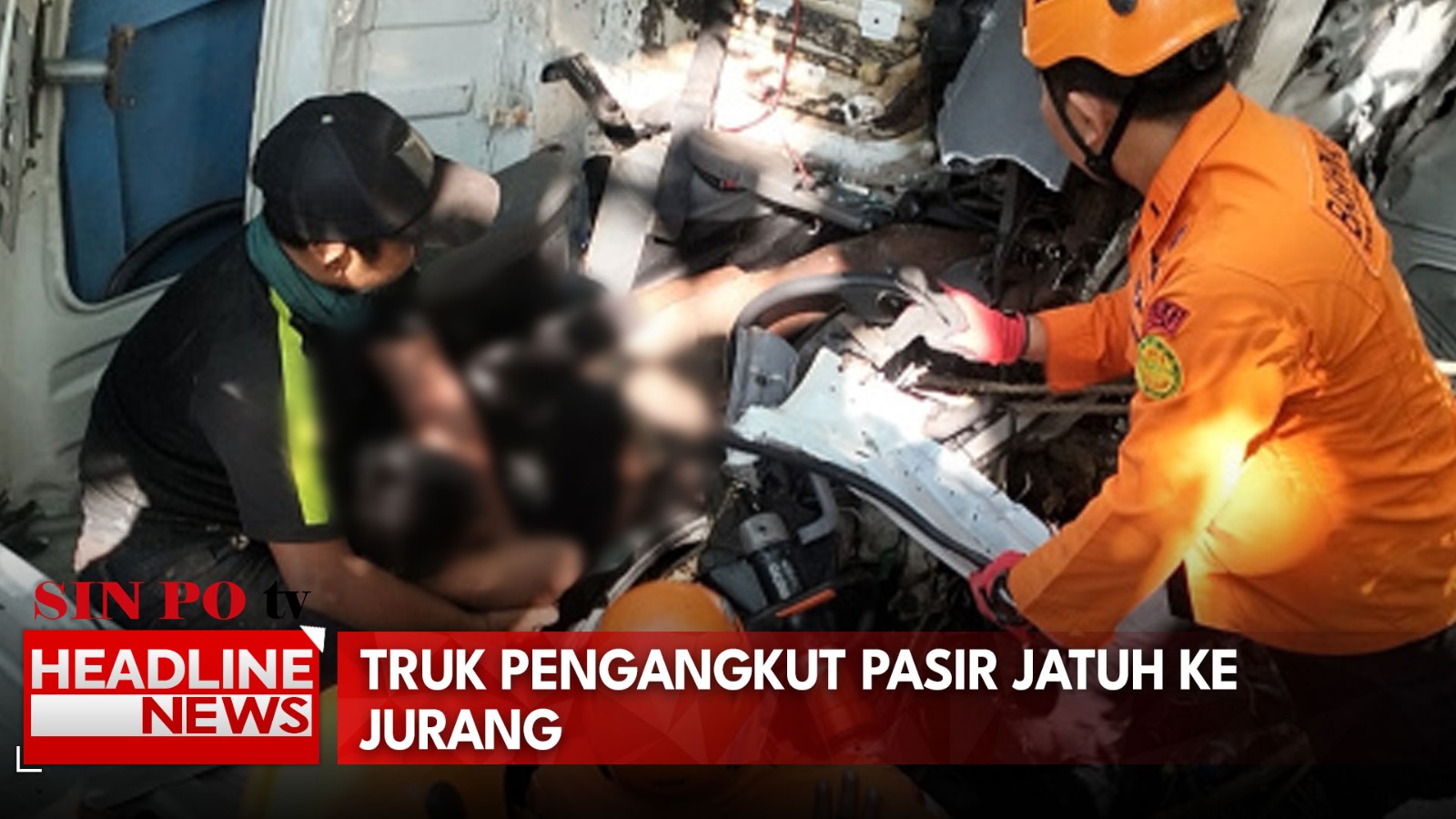 Truk Pengangkut Pasir Jatuh ke Jurang