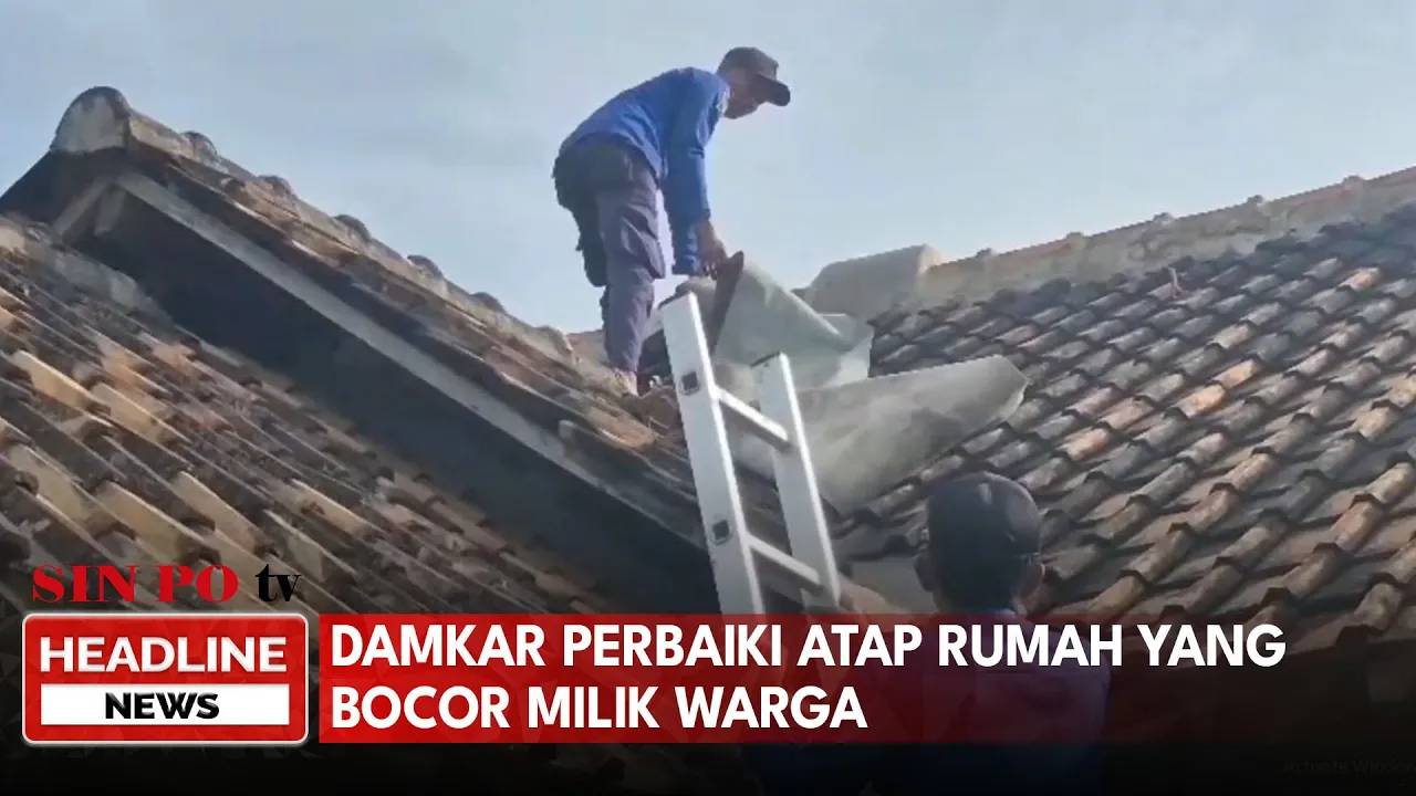 Unik, Apa-Apa Damkar, Damkar Perbaiki Atap Rumah Yang Bocor Milik Warga