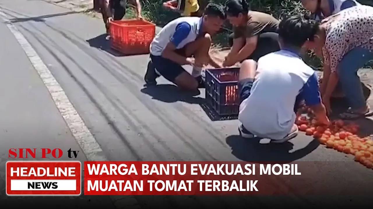 Warga Bantu Evakuasi Mobil Muatan Tomat Terbalik