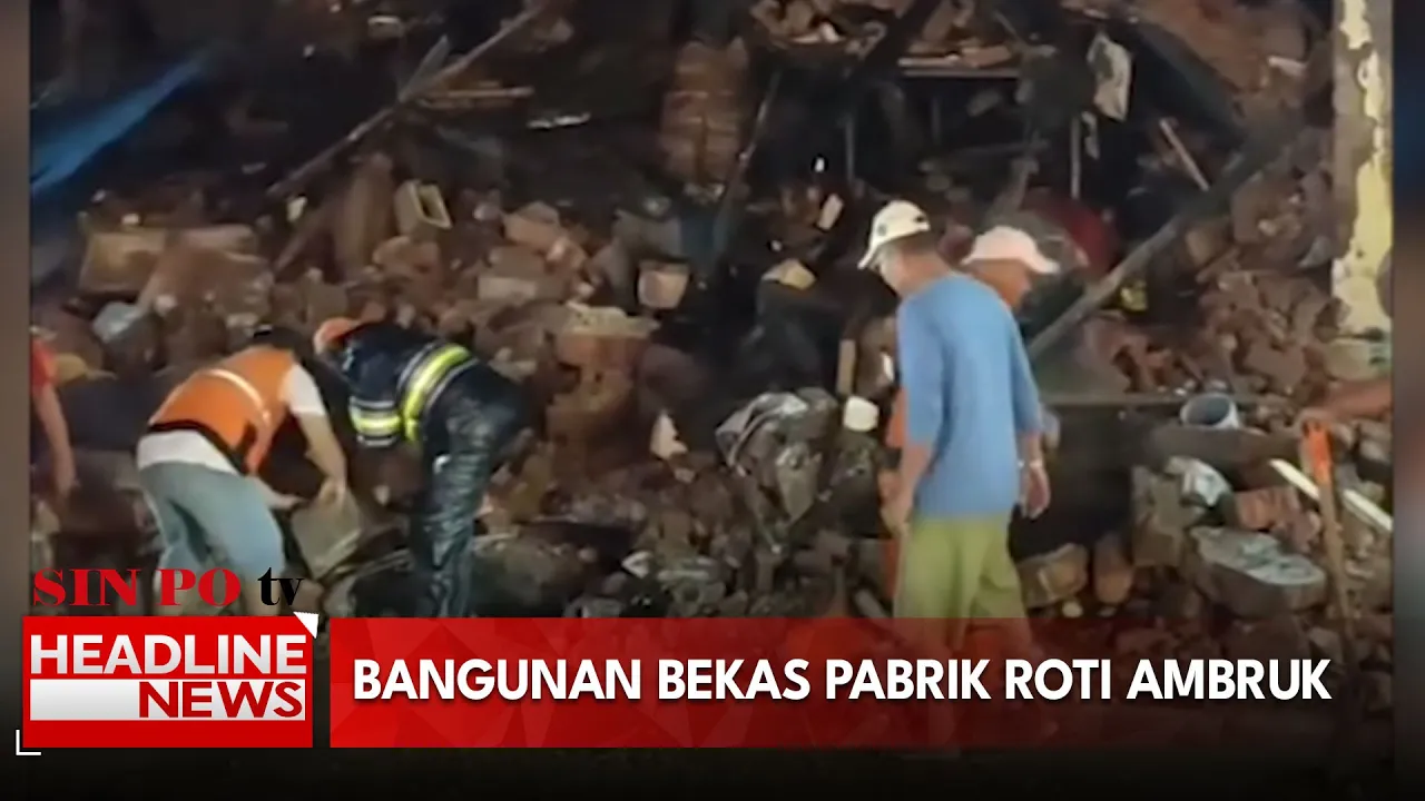 Bangunan Bekas Pabrik Roti Ambruk