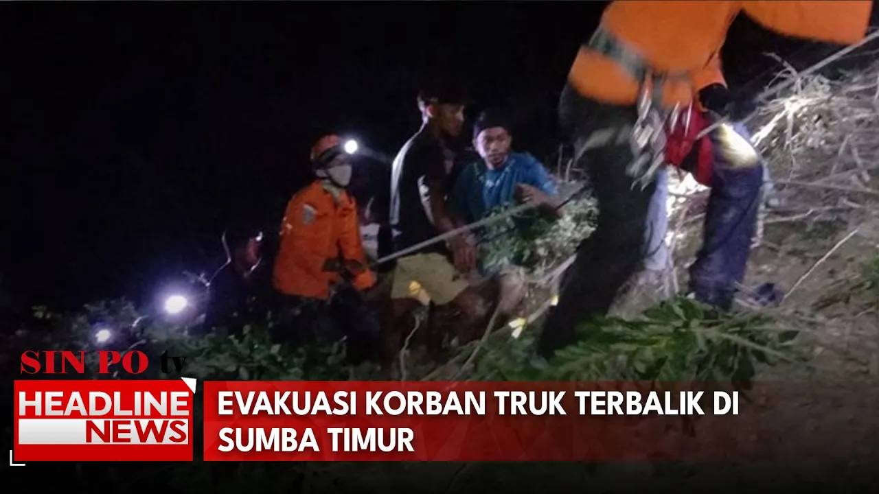 Evakuasi Korban Truk Terbalik di Sumba Timur