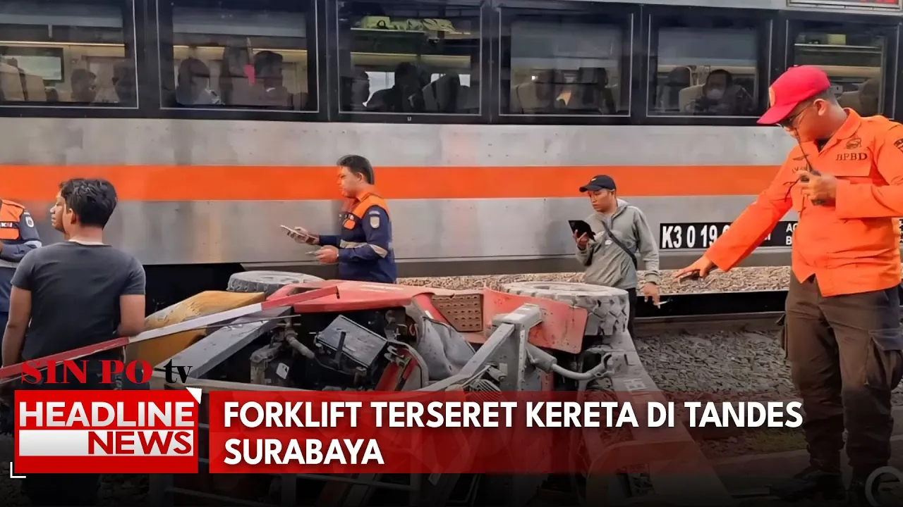 Forklift Terseret Kereta Di Tandes Surabaya