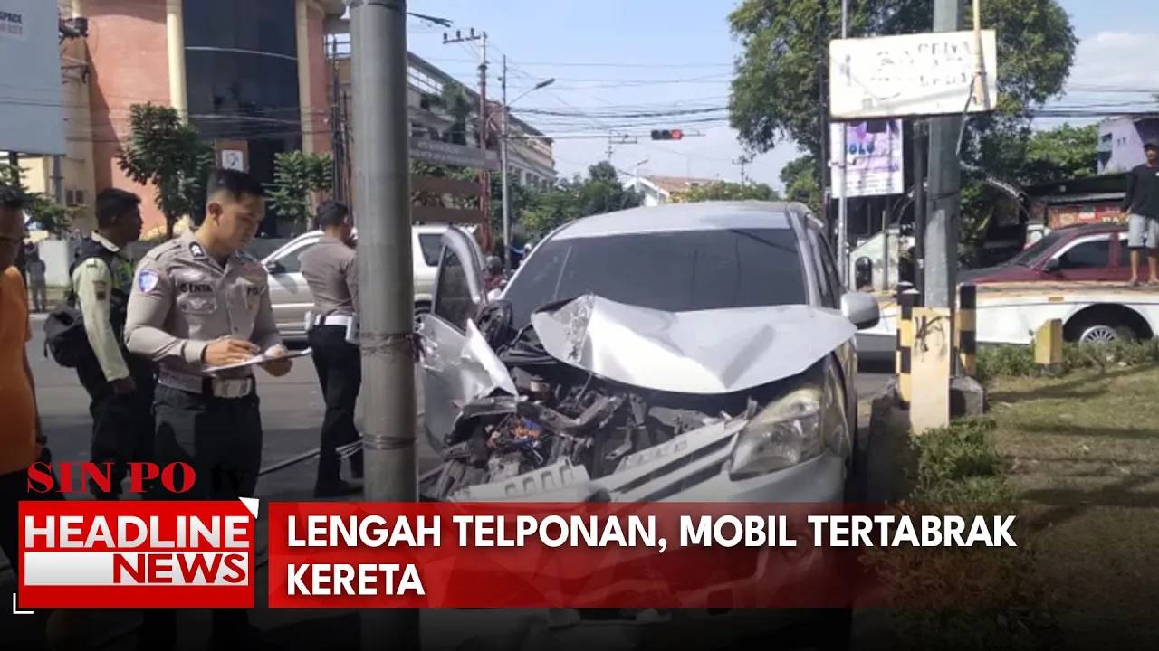 Lengah Telponan, Mobil Tertabrak Kereta
