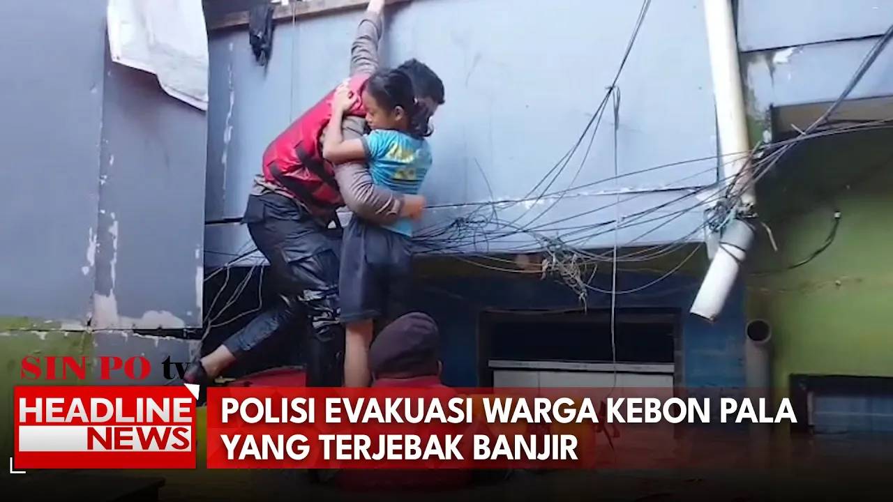 Polisi Evakuasi Warga Kebon Pala yang Terjebak Banjir