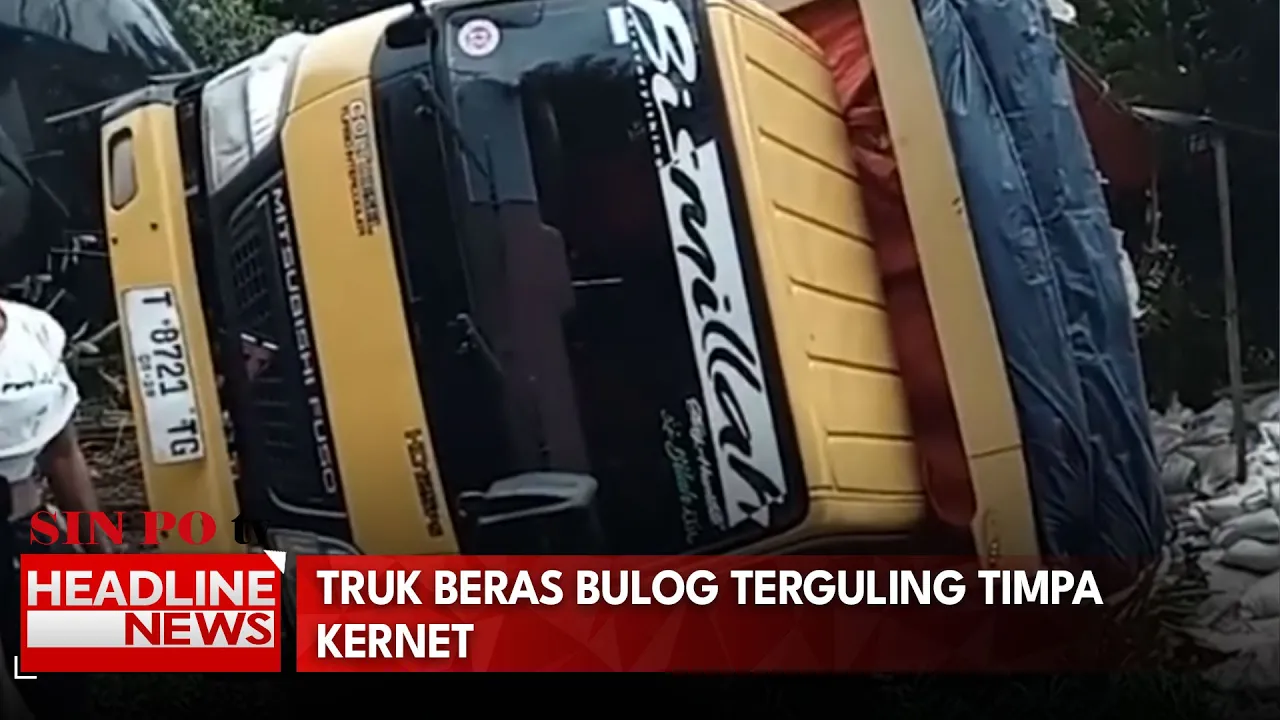 Truk Beras Bulog Terguling Timpa Kernet
