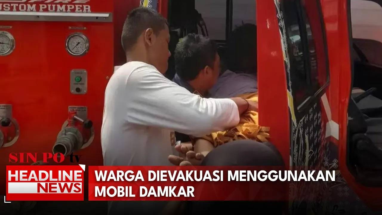 Warga Dievakuasi Menggunakan Mobil Damkar