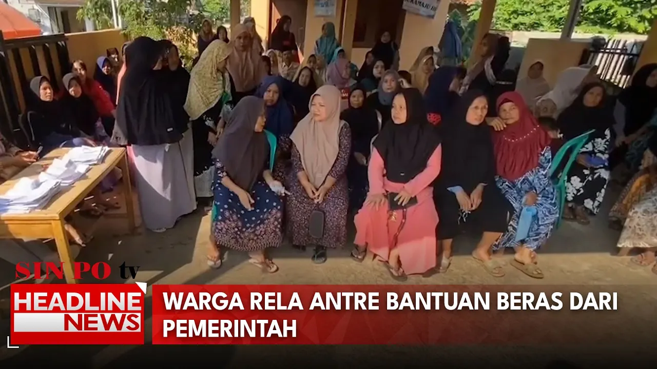 Warga Rela Antre Bantuan Beras Dari Pemerintah