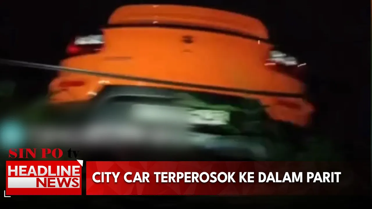 City Car Terperosok Ke Dalam Parit