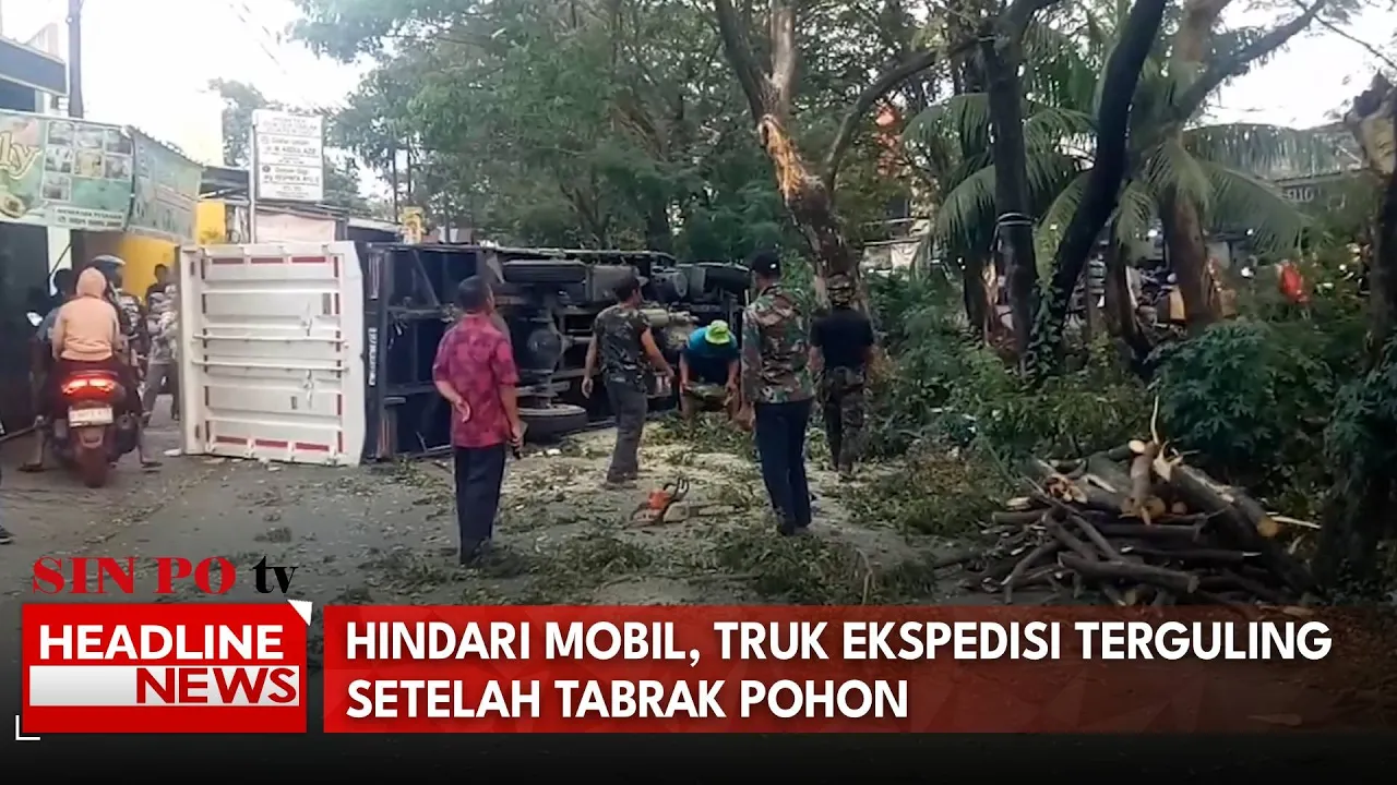 Hindari Mobil, Truk Ekspedisi Terguling Setelah Tabrak Pohon Di Tangerang
