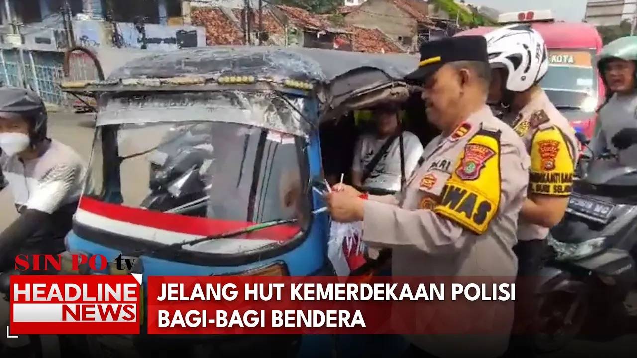 Jelang HUT Kemerdekaan Polisi Bagi-Bagi Bendera