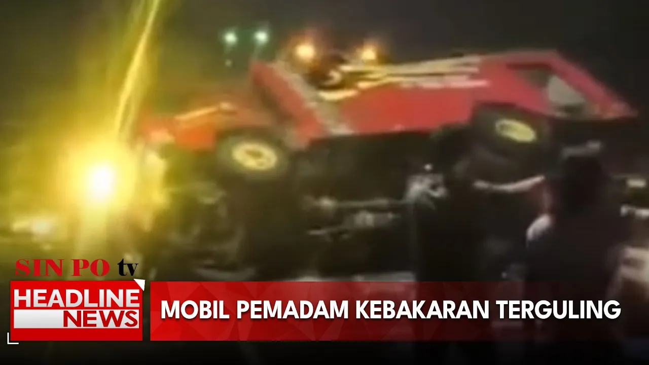 Mobil Pemadam Kebakaran Terguling