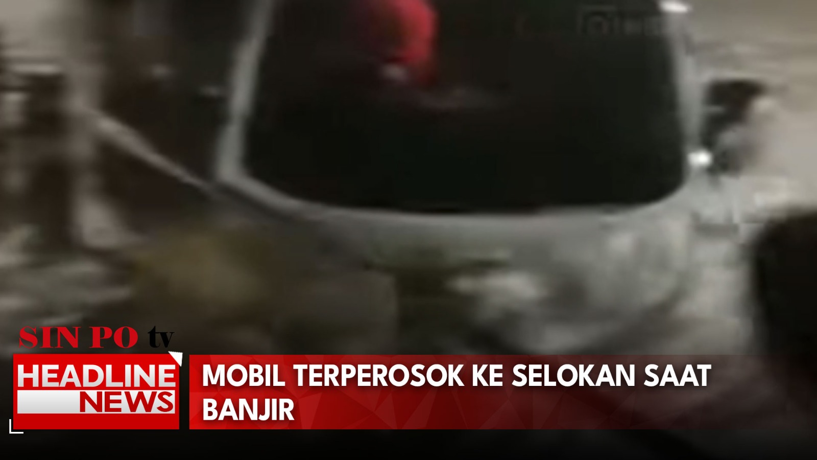 Mobil Terperosok ke Selokan Saat Banjir di Depok