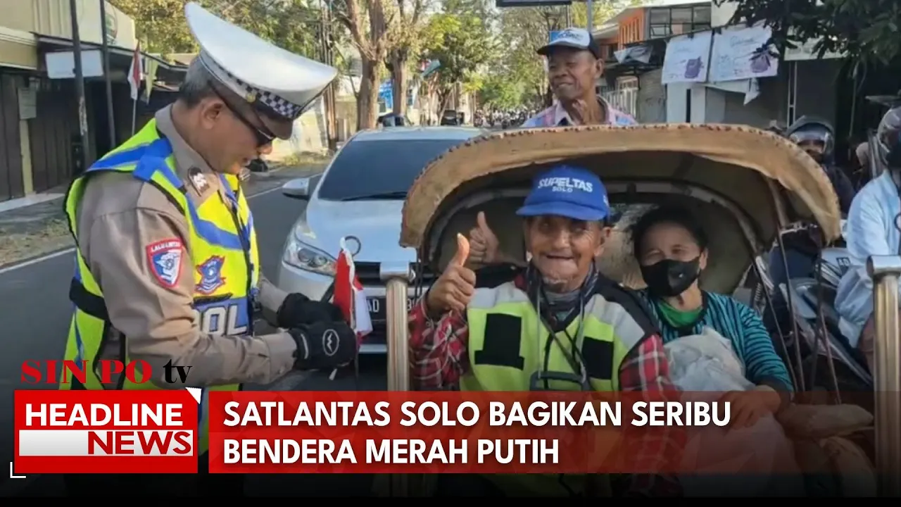 Satlantas Solo Bagikan Seribu Bendera Merah Putih
