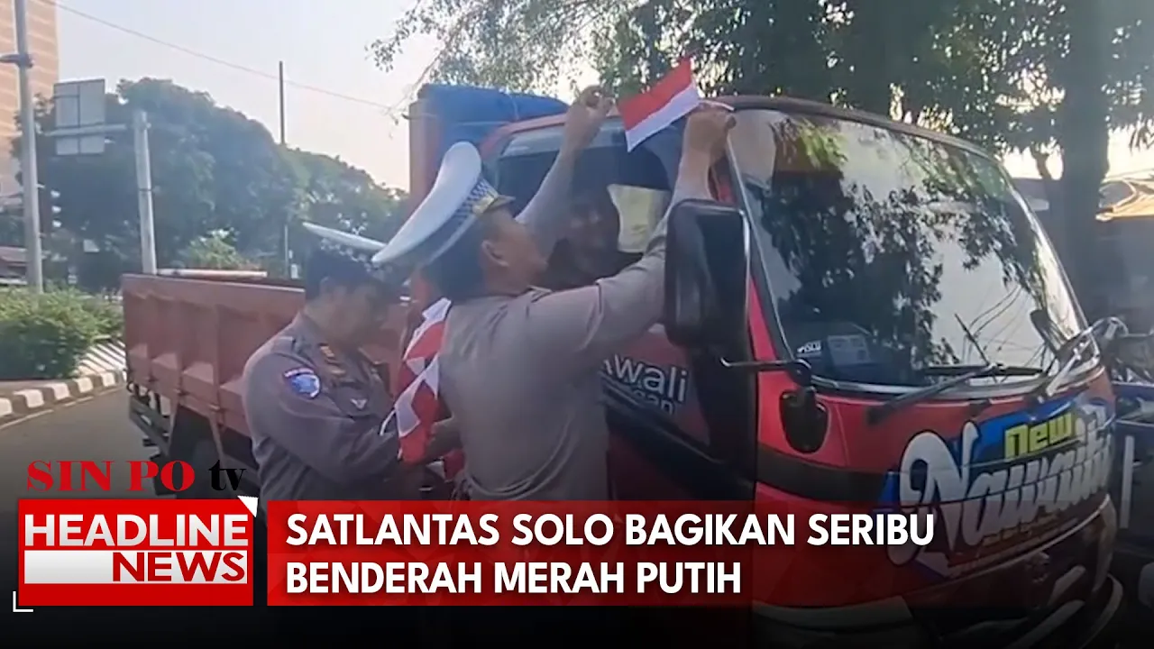 Satlantas Solo Bagikan Seribu Benderah Merah Putih