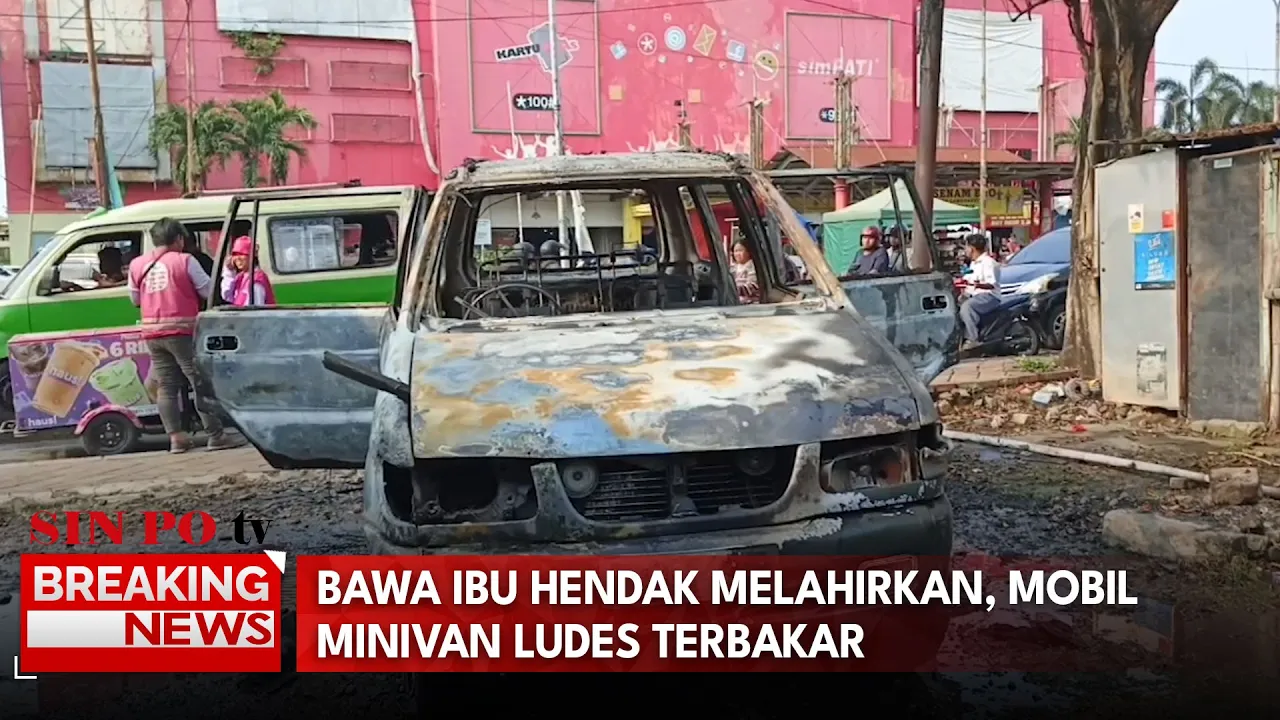 Bawa Ibu Hendak Melahirkan, Mobil Minivan Ludes Terbakar