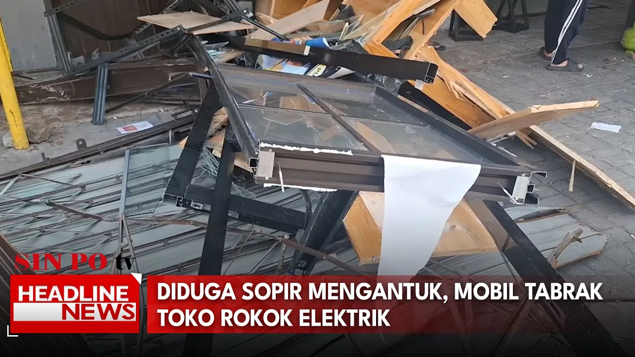 Diduga Sopir Mengantuk, Mobil Tabrak Toko Rokok Elektrik