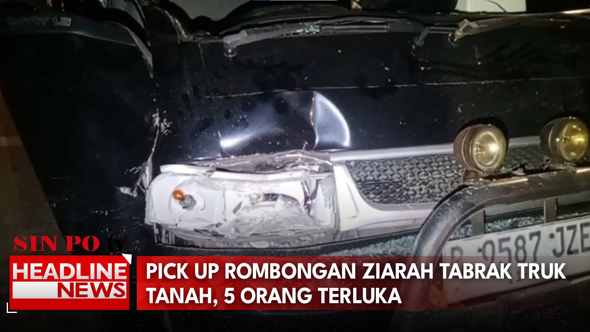 Pick Up Rombongan Ziarah Tabrak Truk Tanah, 5 Orang Terluka