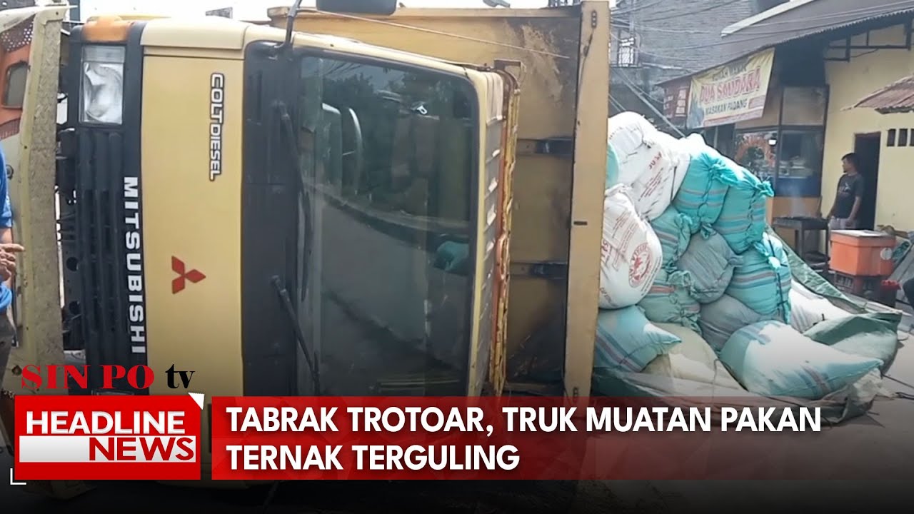 Tabrak Trotoar, Truk Muatan Pakan Ternak Terguling