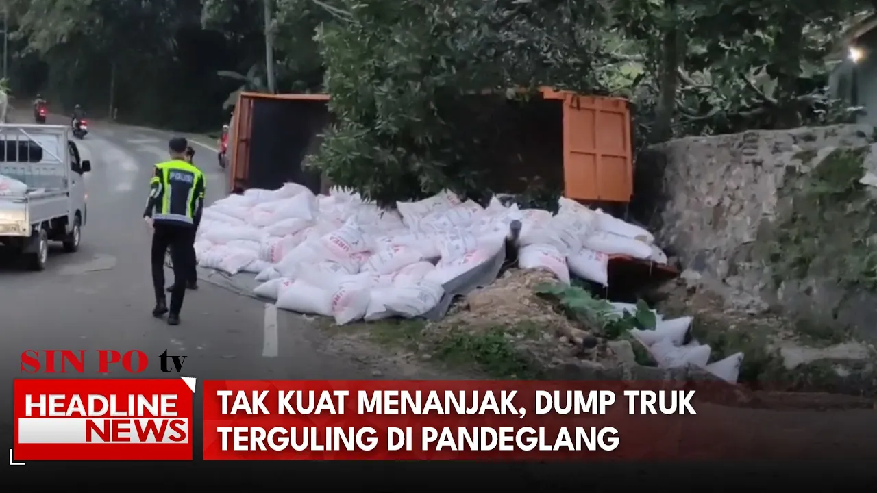 Tak Kuat Menanjak, Dump Truk Terguling Di Pandeglang