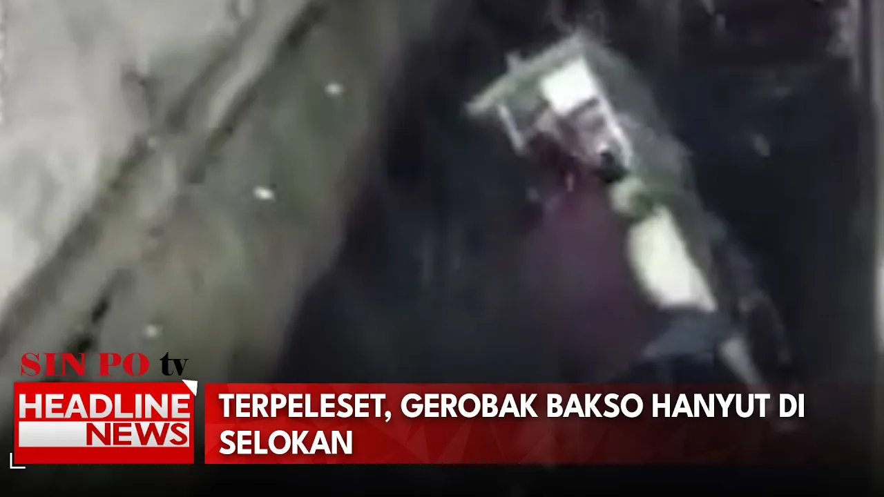 Terpeleset, Gerobak Bakso Hanyut Di Selokan