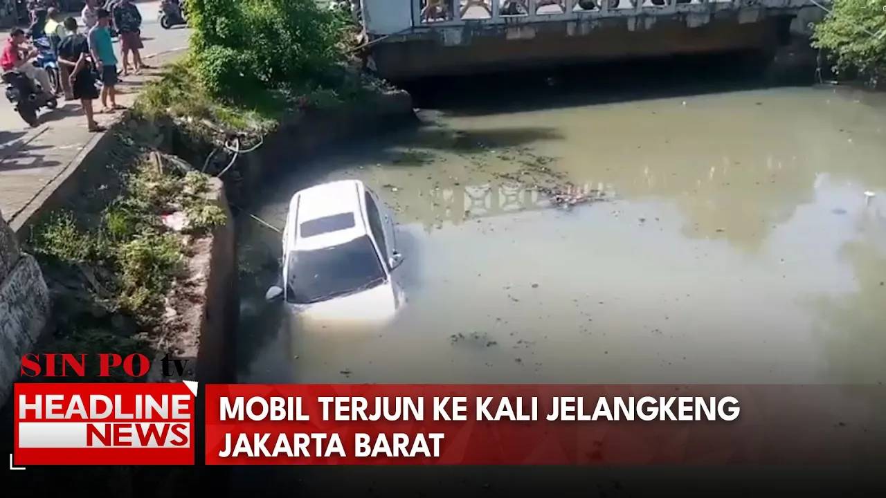 Mobil Terjun ke Kali Jelangkeng Jakarta Barat