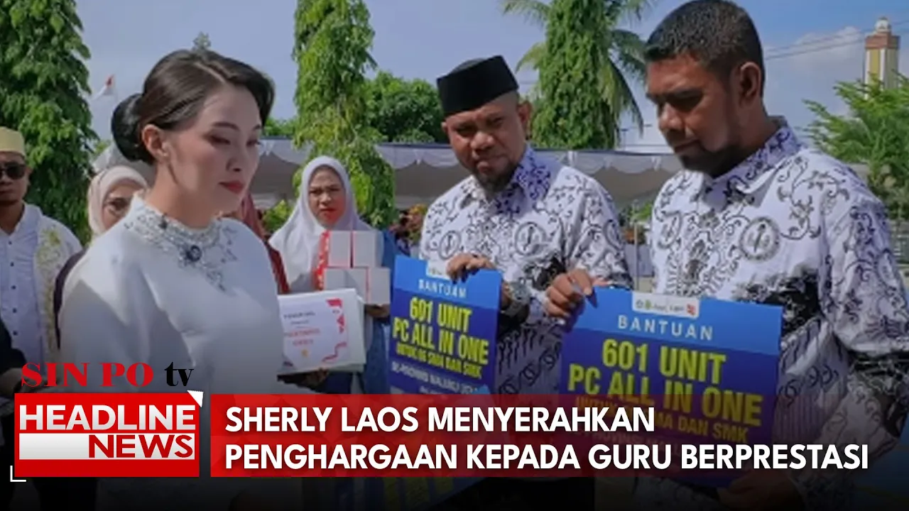 Sherly Laos Menyerahkan Penghargaan Kepada Guru Berprestasi