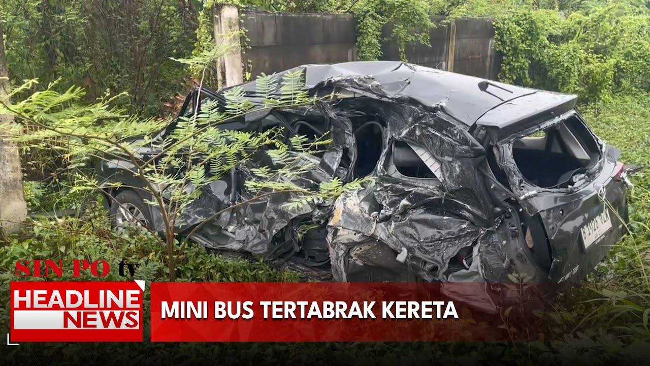 Mini Bus Tertabrak Kereta