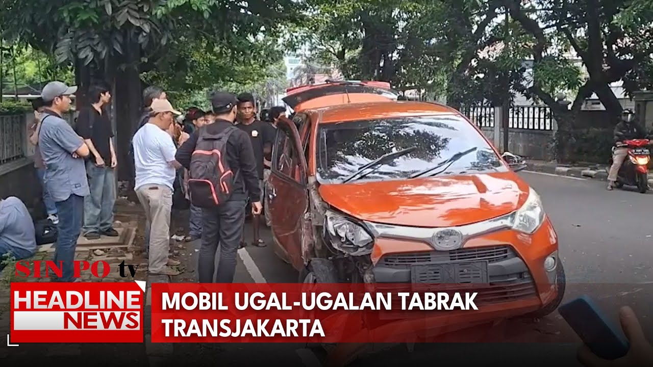 Mobil Ugal-ugalan Tabrak Transjakarta