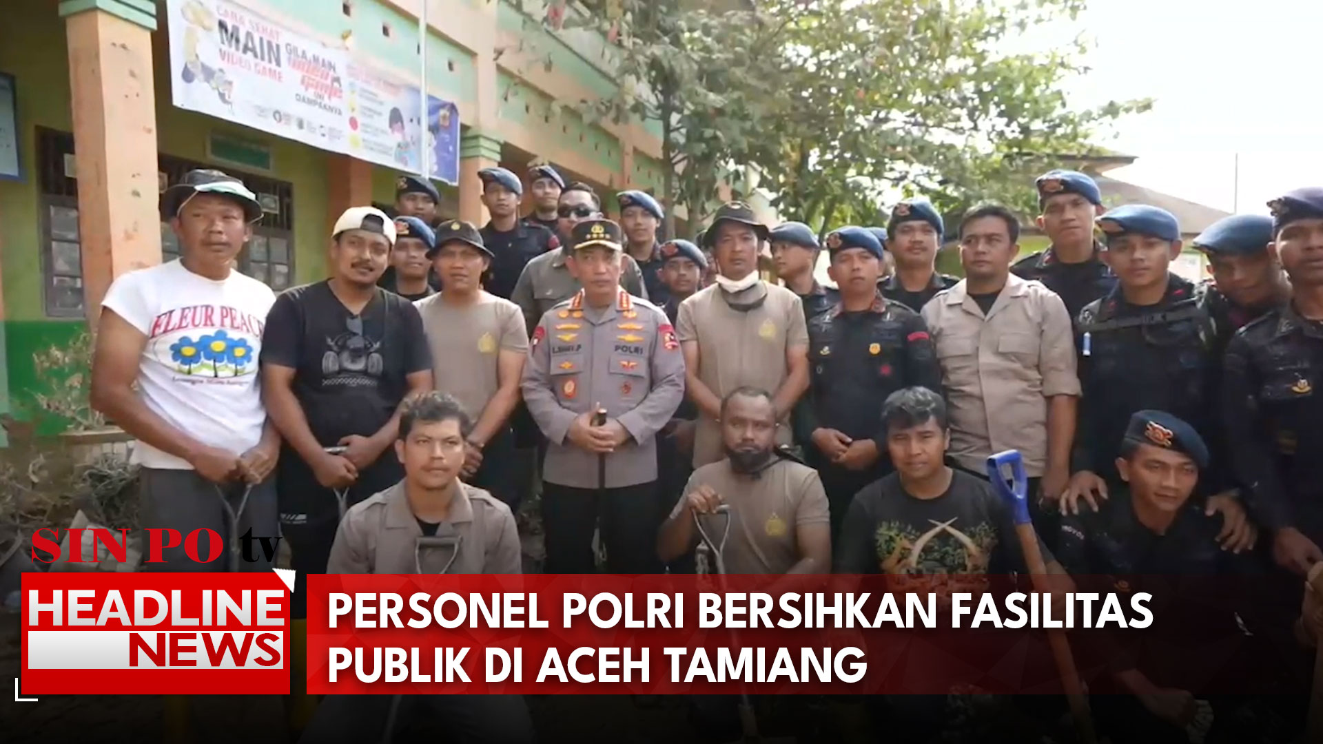 Personel Polri Bersihkan Fasilitas Publik Di Aceh Tamiang